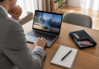 Checklist gebruiken bij reizen en vakanties vergelijken op een laptop