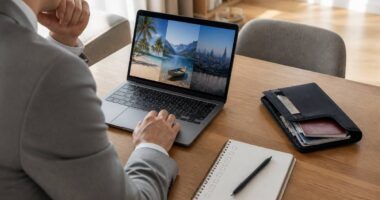 Checklist gebruiken bij reizen en vakanties vergelijken op een laptop