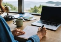 Checklist voor het vergelijken van vakanties op een bureau met laptop en reisgids