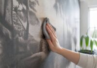Voorzichtig fotobehang afnemen met een zacht, licht vochtig microvezeldoekje