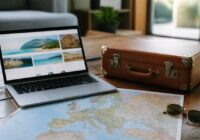 Vakantie vergelijken met een checklist op tafel met laptop en kaart