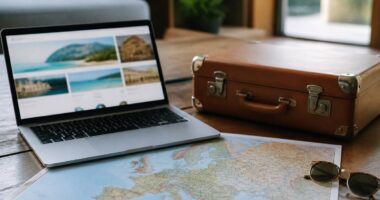 Vakantie vergelijken met een checklist op tafel met laptop en kaart